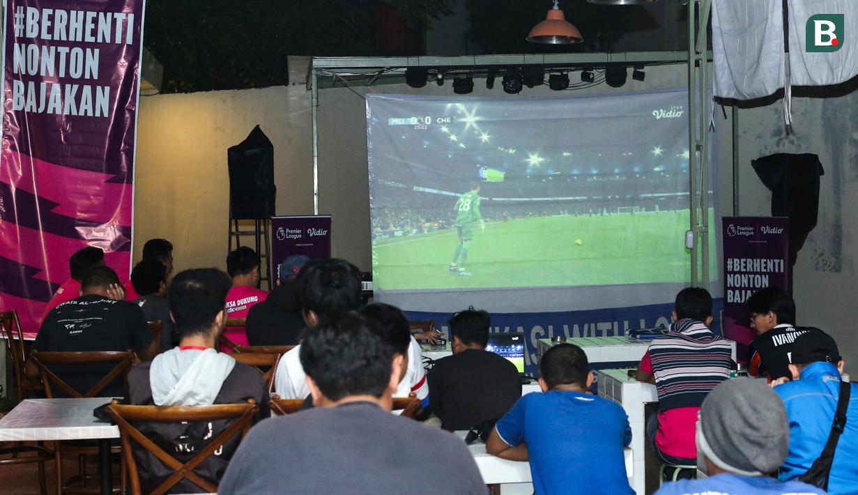 Suasana Roaring Night Chelsea vs Manchester City di Balik Arah Coffee & Food Space, Bekasi, Jawa Barat, Sabtu (17/2/2024). (Bola.com/Pradipta Rama Baskara)