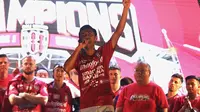 Kapten Bali United, Fadil Sausu, saat merayakan gelar juara Liga 1 2019 di Stadion Kapten I Wayan Dipta, Bali, Senin (23/12). Puncak perayaan juara ini dimeriahkan Via Vallen dan Tari Kecak. (Bola.com/Aditya Wany)