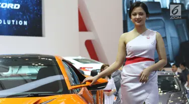 Model berpose di samping mobil yang dipamerkan pada Gaikindo Indonesia International Auto Show (GIIAS) 2019 di ICE BSD, Tangerang, Sabtu (20/7/2019). Kehadiran SPG atau model itu untuk menarik pengunjung serta memberikan informasi terkait produk otomotif yang ditawarkan. (Liputan6.com/Angga Yuniar)