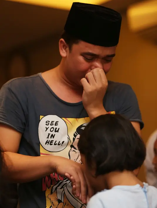 Mengenang sang kakak, Billy pun menangis bersama anak yatim di depannya(Foto: Muhammad Akrom Sukarya)