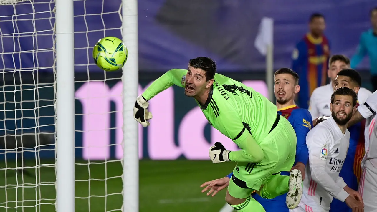 FOTO: Keok 1-2 dari Real Madrid, Barcelona Telan Kekalahan Pertama di 2021 - Thibaut Courtois