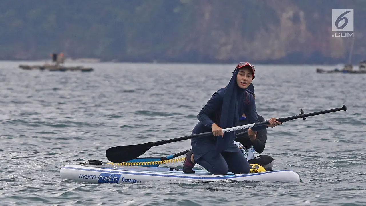 Senyum Manis Istri Bupati Trenggalek Saat Olah Raga Stand Up Paddle