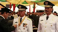 Menteri Dalam Negeri Gamawan Fauzi (kiri) memasangkan tanda pangkat Gubernur Kepri kepada Muhammad Sani dan Wakil Gubernur Kepri Soeryo Roespationo periode 2010 - 2015. (ANTARA)