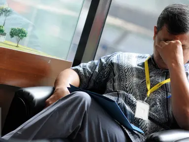 Komjen Pol (Purn) Oegroseno menunggu di lobi kantor KPK, Jakarta, Selasa (17/11). Kedatangan Oegroseno untuk melaporkan Ketua Umum KONI Pusat Tono Suratman terkait dugaan penyalahgunaan anggaran PP PTMSI. (Liputan6.com/Helmi Afandi)