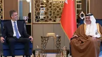 Menteri Luar Negeri Israel Eli Cohen bertatap muka dengan Perdana Menteri Bahrain Abdullatif al-Zayani dalam kunjungannya ke Manama pada Senin (4/9/2023). (Dok. Kemlu Israel via AFP)