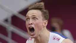 Ekspresi atlet Norwegia Karsten Warholm merayakan kemenangannya pada final lari gawang 400m putra Olimpiade Tokyo 2020 di Olympic Stadium, Selasa (3/8/2021). Warholm sukses memecahkan rekor dunia lari gawang 400 meter putra dengan catatan waktu 45,95 detik. (AP Photo/David J. Phillip)