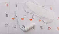 Ilustrasi pembalut dan kalender menstruasi. (c) burdun/Depositphotos
