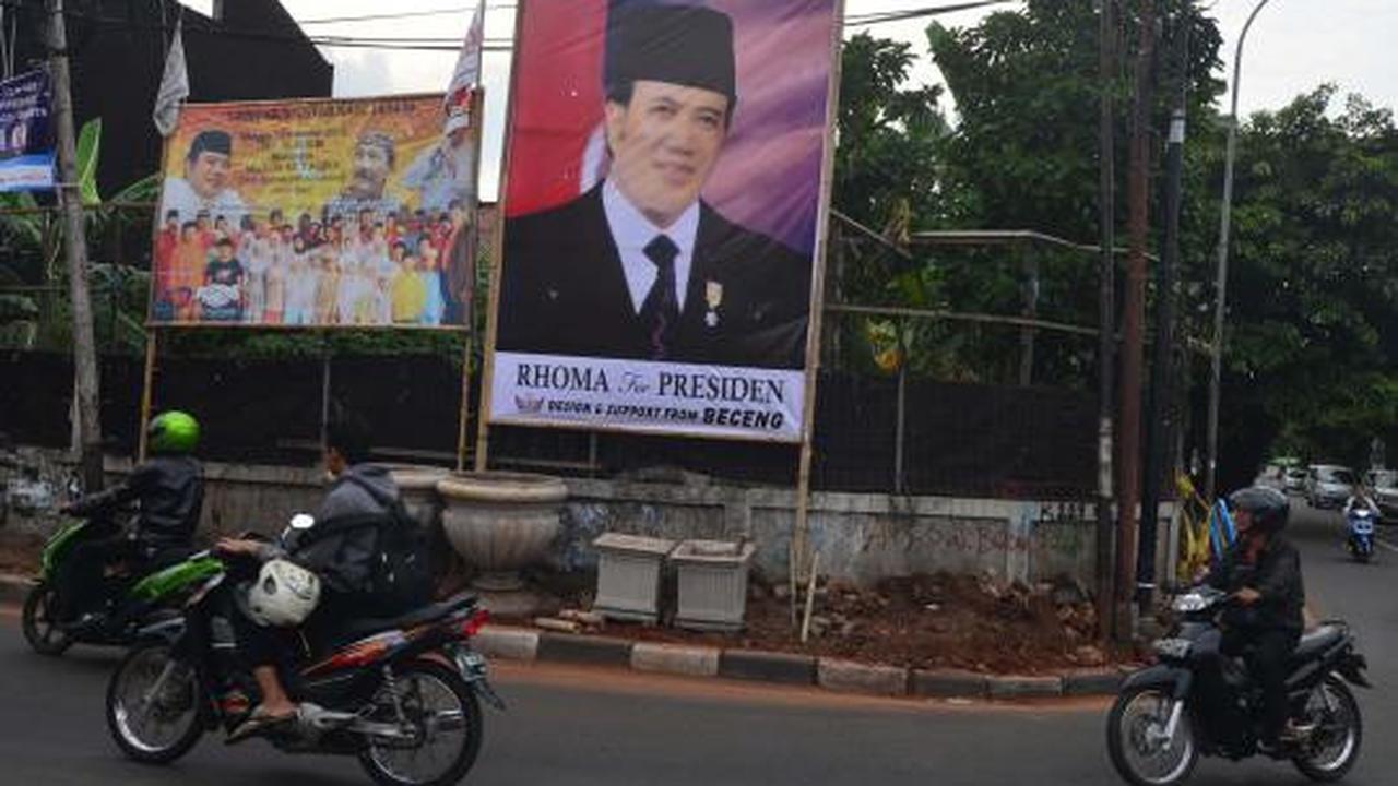 Baliho besar bertulis 'Rhoma For Presiden' 