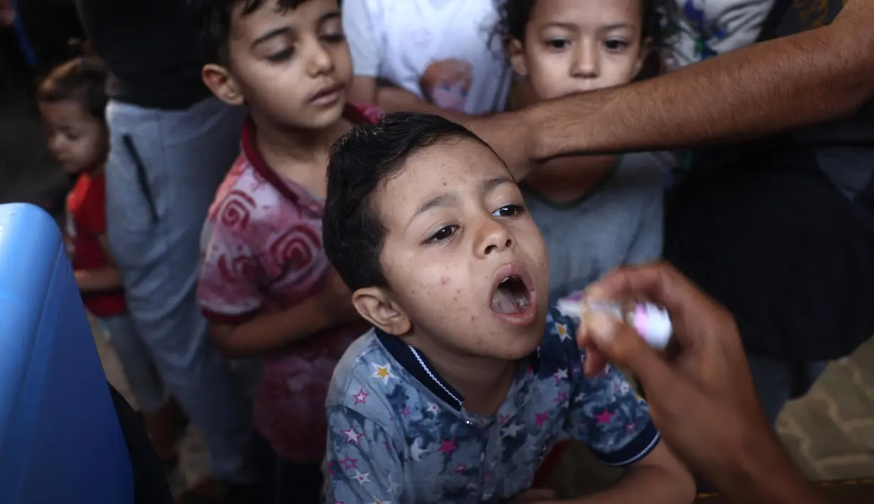 Program ini hasil kerjasama Organisasi Kesehatan Dunia (WHO), Kementerian Kesehatan Palestina, UNICEF, dan Badan PBB untuk Pengungsi Palestina (UNRWA), yang menargetkan lebih dari 600.000 anak di bawah usia 10 tahun. (Eyad BABA/AFP)