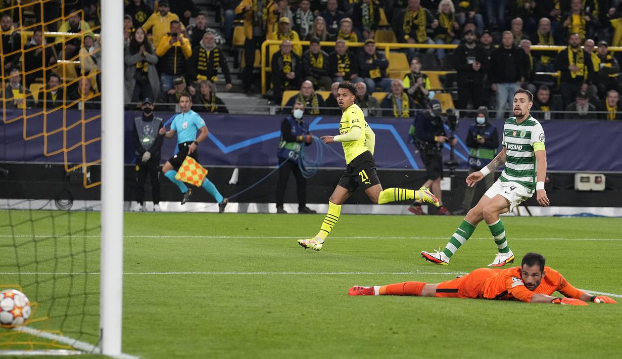 Satu-satunya gol Borussia Dortmund dilesatkan oleh Donyell Malen (kiri) yang sukses memanfaatkan umpan dari Jude Bellingham di menit ke-37. Berkat kemenangan tersebut, Dortmund berhasil menjadi pemuncak klasmen sementara Grup C Liga Champions 2021/2022 dengan poin enam. (AP/Martin Meissner)