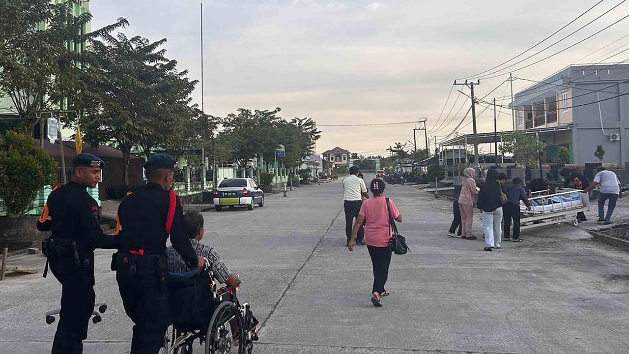 FOTO: Evakuasi Pasien Rumah Sakit Saat Gempa Mengguncang Kota Tarakan