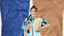 Tampil fashionable, Nindy Ayunda mengenakan set kemeja dan celana panjang berwarna biru yang memiliki tabrak garis. Outfit ini makin playful dengan heels beda yang dikenakannya (instagram/nindyayunda)