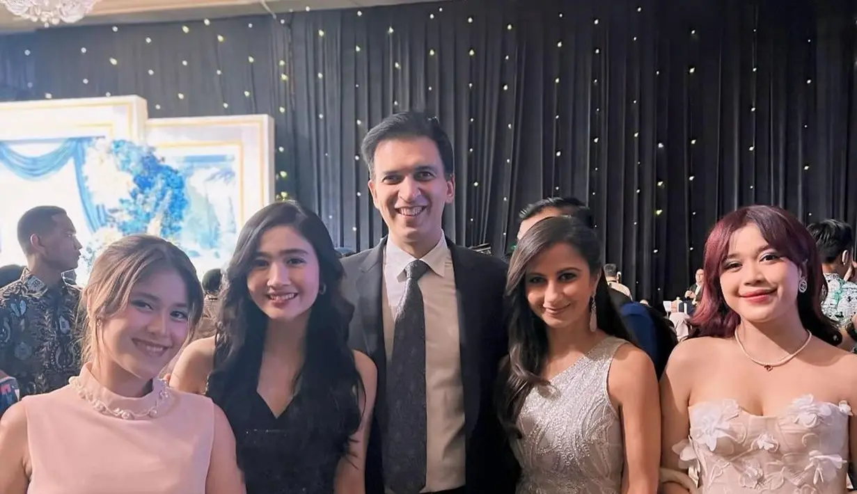 Sedangkan Shania Punjabi tampil elegan dengan lace dress silver. [Foto: Instagram/manojpunjabimd]