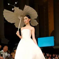 Brand sepatu asal Indonesia, 1001 Shoes, resmi mencatat debut internasionalnya di London Fashion Week melalui kolaborasi eksklusif dengan desainer asal Vietnam, Tran Hung. (Foto: 1001 Shoes.dok)