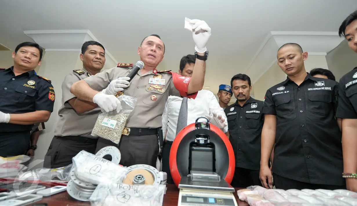 Kapolda Metro Jaya Irjen Pol M Iriawan menunjukkan barang bukti saat merilis pengungkapan sejumlah kasus peredaran narkoba, periode 15 Desember 2016 hingga 9 Januari 2017, di Polda Metro Jaya, Jakarta, Rabu (11/1). (Liputan6.com/Yoppy Renato)
