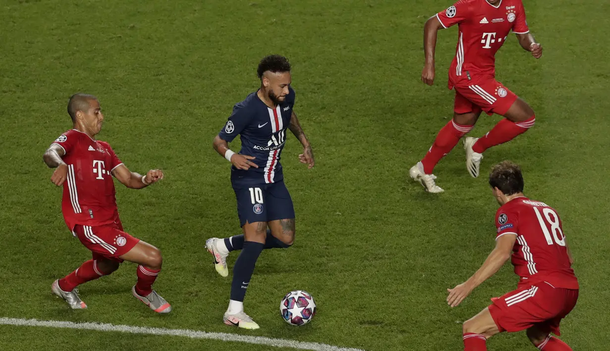 Penyerang PSG, Neymar berusaha melewati tiga pemain Bayern Munchen pada pertandingan final Liga Champions di stadion Luz di Lisbon (23/8/2020). Munchen menang tipis atas PSG 1-0.  (AP Photo/Manu Fernandez, Pool)