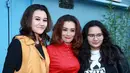 Reza Artamevira bersama kedua putrinya, Zahwa (berkaca mata) dan Aaliyah di Jakarta Selatan, Selasa (1/3/2016). (Deki Prayoga/Bintang.com)