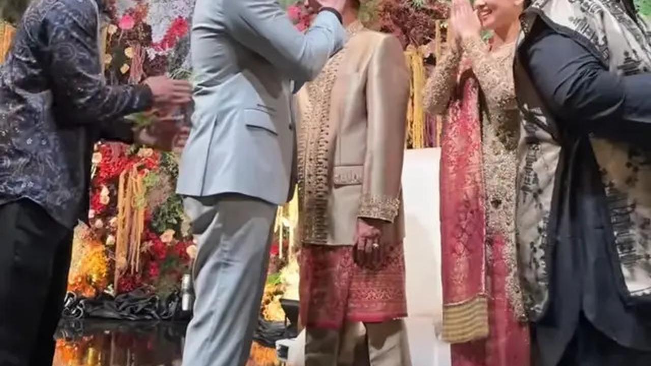 7 Potret Verrell Bramasta ke Nikahan Mantan, Doakan Febby Rastanty dan Suami