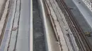 Pekerja memasang besi untuk rel proyek Light Rail Transit (LRT) Jabodebek di Jakarta, Minggu (12/8). Progres pembangunan proyek yang dimulai sejak 2015 tersebut sampai saat ini telah mencapai 41 persen. (Liputan6.com/Immanuel Antonius)