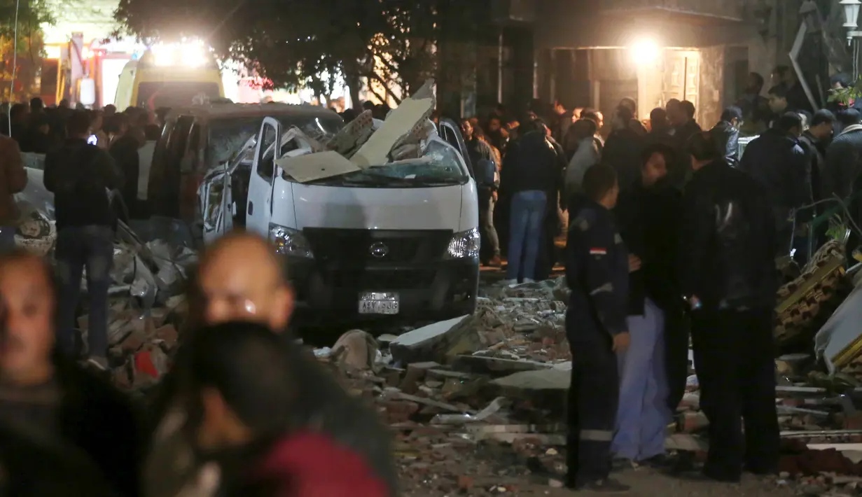 Mobil rusak terlihat di lokasi ledakan yang terjadi saat aparat keamanan menggerebek sebuah apartemen di Kairo yang diduga menjadi tempat persembunyian militan, Mesir, Kamis (21/1). Enam orang tewas, termasuk tiga polisi. (REUTERS/Mohamed Abd El Ghany)