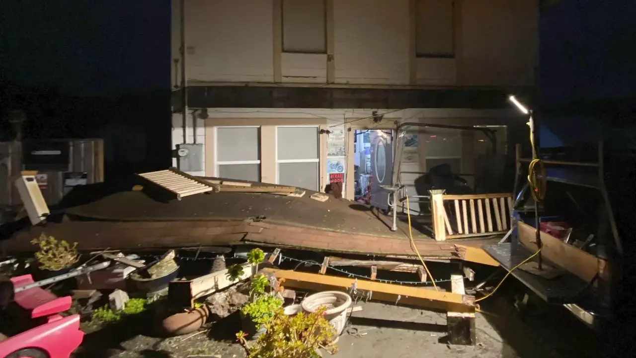 Kerusakan akibat gempa bermagnitudo 6,4 di luar sebuah gedung di Rio Dell di Humboldt County, California Selasa 20 Desember 2022 pagi. (Kent Porter / Demokrat Santa Rosa Press via Associated Press)