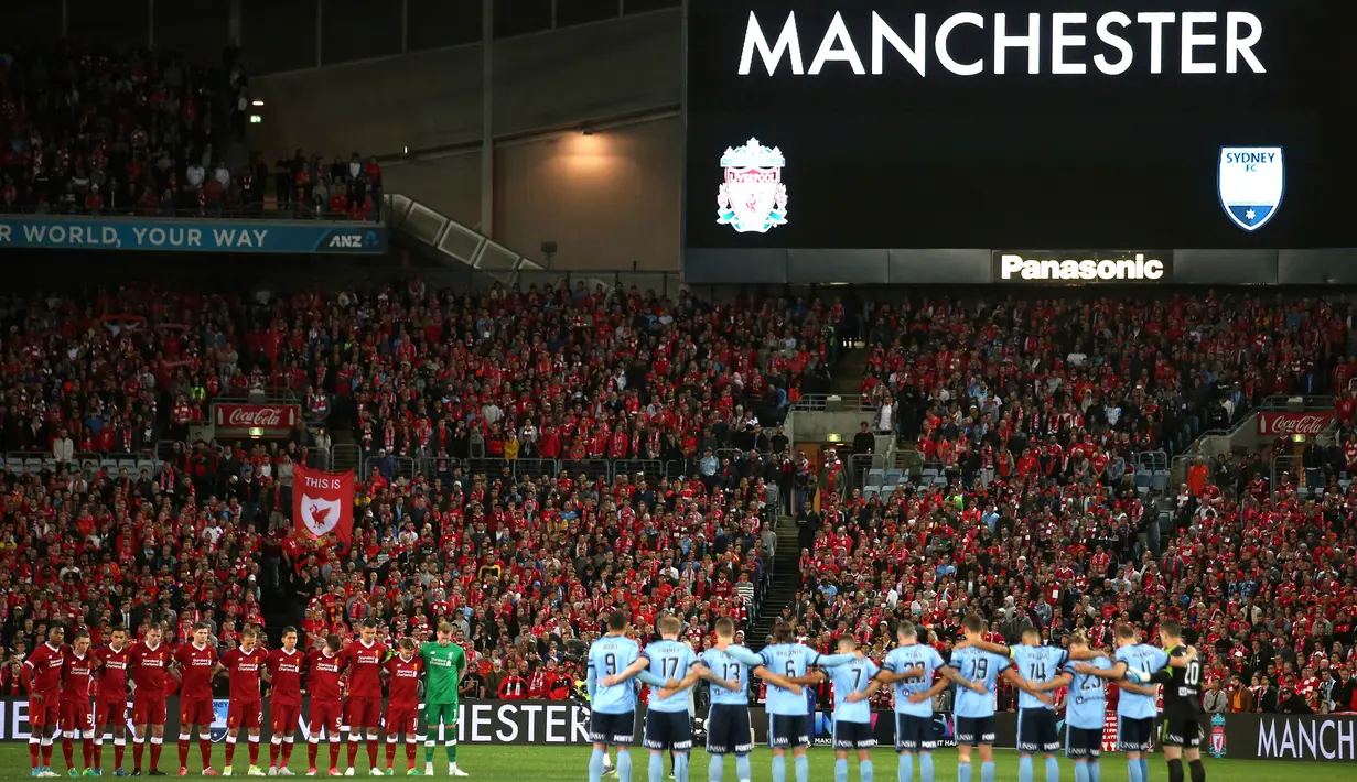 Pemain Liverpool FC dan Sydney FC melakukan hening sesaat untuk memberi penghormatan kepada korban pemboman di Manchester sebelum pertandingan persahabatan dimulai di Sydney, Australia (24/5). (AP Photo / Rick Rycroft)