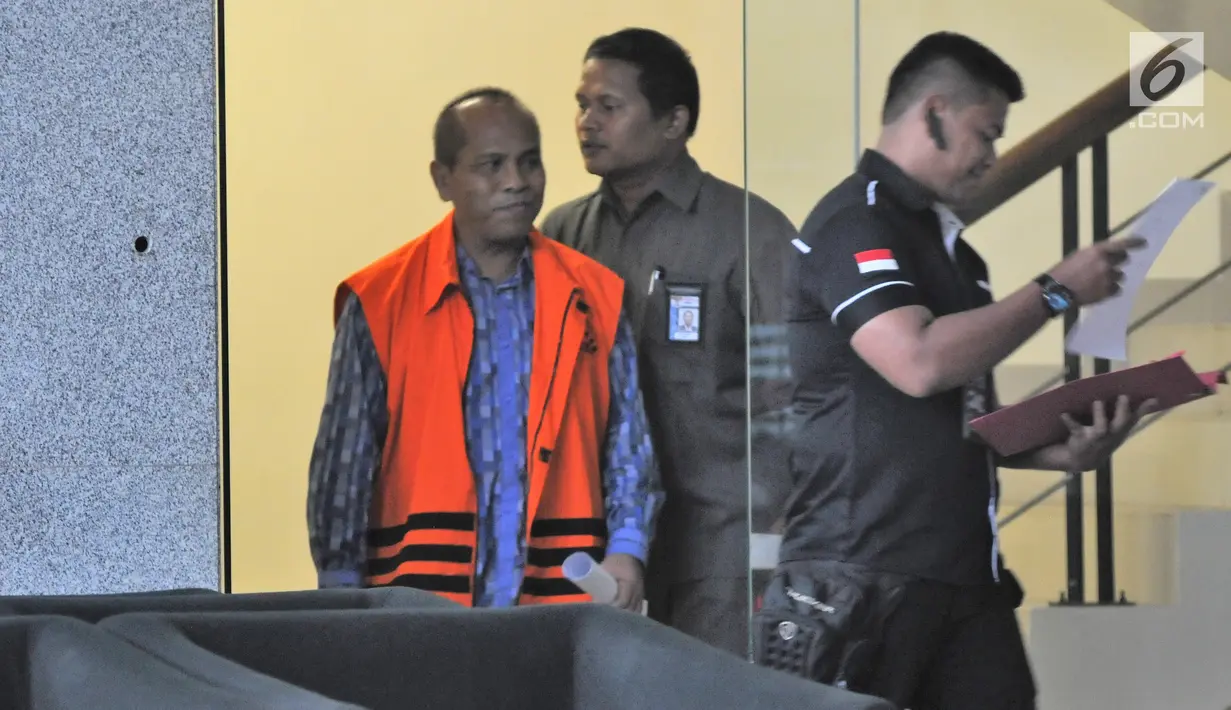 Mantan Anggota DPRD Sumut, Pasiruddin Daulay seusai menjalani pemeriksaan di Gedung KPK, Jakarta, Senin (26/11). Pasiruddin diperiksa sebagai tersangka terkait kasus dugaan suap dari mantan Gubernur Sumut, Gatot Pudjo Nugroho. (Merdeka.com/Dwi Narwoko)