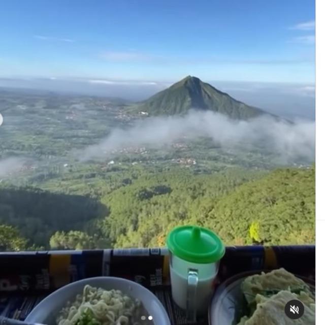 Menikmati Kopi dan Mi Instan Sambil Melihat Indahnya Pemandangan Gunung Telomoyo yang Pernah Diserbu Wisatawan Saat Pandemi