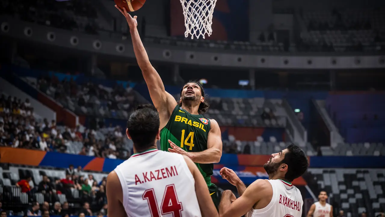 Duel FIBA World Cup 2023 antara Brasil melawan Iran di Indonesia Arena