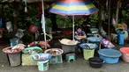 Sejumlah wanita muslim menjual ikan di pinggir jalan di Narathiwat, provinsi selatan Thailand (19/12). Narathiwat adalah tiga provinsi Thailand yang mempunyai jumlah umat Muslim yang besar. (AFP Photo/Lillian Suwanrumpha)