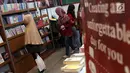 Pengunjung melihat-lihat buku pada gelaran Indonesia International Book Faor 2018 di Jakarta Convention Center, Minggu (16/9). Puluhan penerbit dari 17 negara hadir menyemarakkan perhelatan yang digelar selama lima hari. (Liputan6.com/Helmi Fithriansyah)