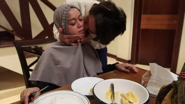 Pasangan Romantis, Ini 7 Momen Lesti Kejoran Masak Buat Rizky Billar