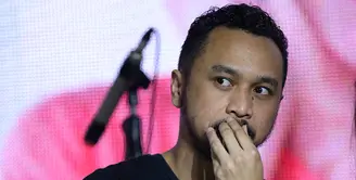 Vokalis Nidji, Giring mengaku banyak mengoleksi piringan hitam alias vynil. Beberapa koleksinya merupakan milik musisi lawas atau penyanyi lawas. (Nurwahyunan/Bintang.com)