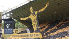Suporter Wolverhampton membentangkan tifo bergambar mendiang Diogo Jota sebelum laga Liga Inggris 2025/2026 melawan Manchester City di Molineux Stadium, Wolverhampton, Inggris, Sabtu (16/08/2025). (AP Photo/Dave Shopland)