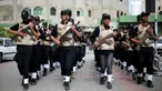 Sejumlah pelajar berbaris sambil memegang senjata kayu selama latihan militer di sebuah sekolah, Rafah, Jalur Gaza, Senin (28/3). Para pelajar dengan semangat diajarkan beberapa gerakan militer. (REUTERS / Ibraheem Abu Mustafa)