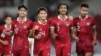 Para pemain Timnas Indonesia U-22 merayakan gol bunuh diri yang dicetak oleh Ali Al Ridha Ismail saat laga uji coba internasional antara Timnas Indonesia U-22 melawan Timnas Lebanon U-22 di Stadion Utama Gelora Bung Karno (SUGBK), Senayan, Jakarta, Jumat (14/04/2023). Pertandingan ini menjadi salah satu bentuk persiapan untuk SEA Games 2023 di Kamboja. (Bola.com/Bagaskara Lazuardi)