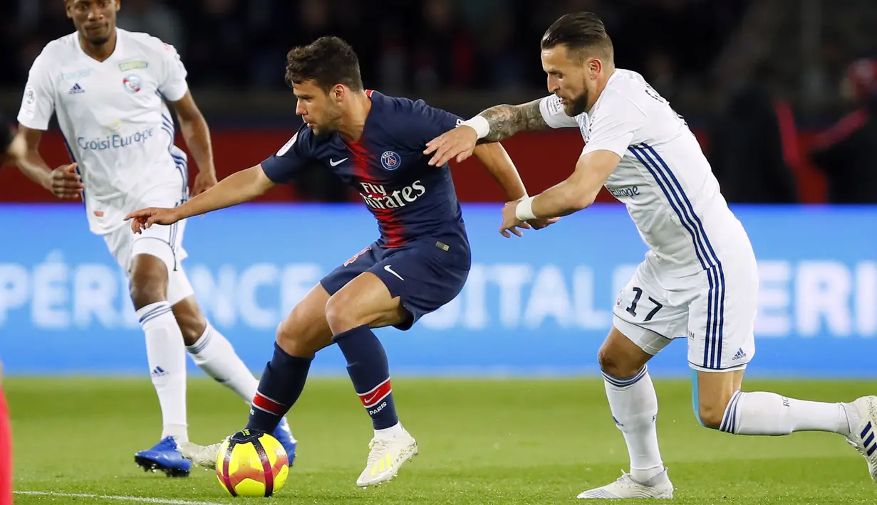 Gelandang Paris Saint-Germain, Juan Bernat, berusaha melewati pemain Strasbourg pada laga liga Prancis di Stadion Parc des Princes, Paris, Minggu (7/4). Kedua tim bermain imbang 2-2. (AP/Francois Mori)
