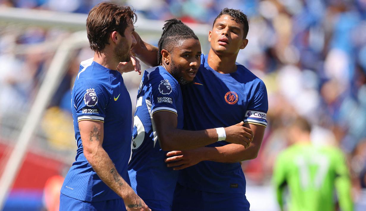 Striker Chelsea, Christopher Nkunku (tengah) merayakan gol yang dicetaknya ke gawang Fulham pada laga uji coba pramusim Premier League Summer Series 2023 di Landover, Maryland, USA (30/7/2023). Christopher Nkunku meninggalkan RB Leipzig untuk bergabung dengan Chelsea. The Blues mendapatkannya dengan mahar 60 juta euro atau setara Rp990 miliar dengan durasi kontrak selama 6 tahun hingga 30 Juni 2029. (AFP/Getty Images/Mike Stobe)