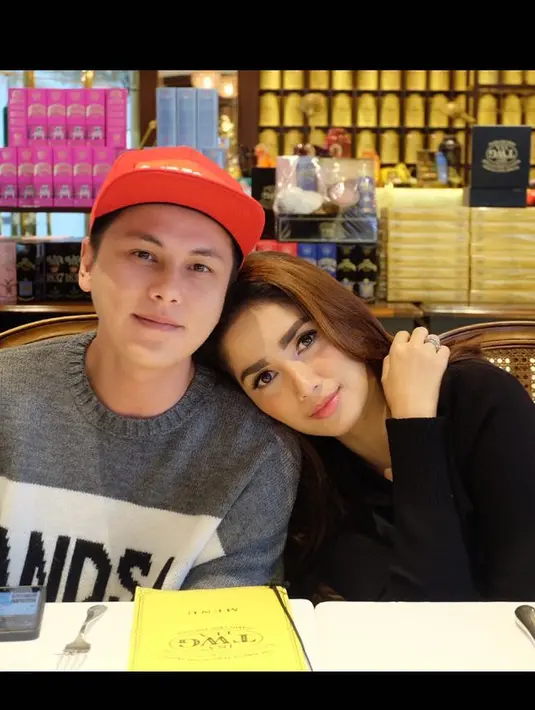 "Saya ngelamar dia harus dua kali, karena lamaran yang pertama saya ditolak. Hubungan kita berjalan selama dua tahun." kata Andhika membuka video tersebut. (Instagram/ussypratama)