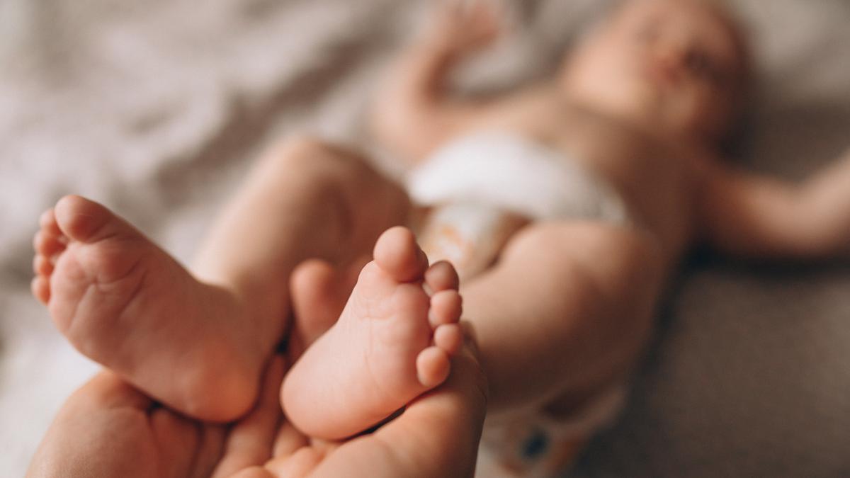 7 Cara Sederhana Atasi Sembelit pada Bayi, Salah Satunya Lakukan Gerakan Kayuh Sepeda