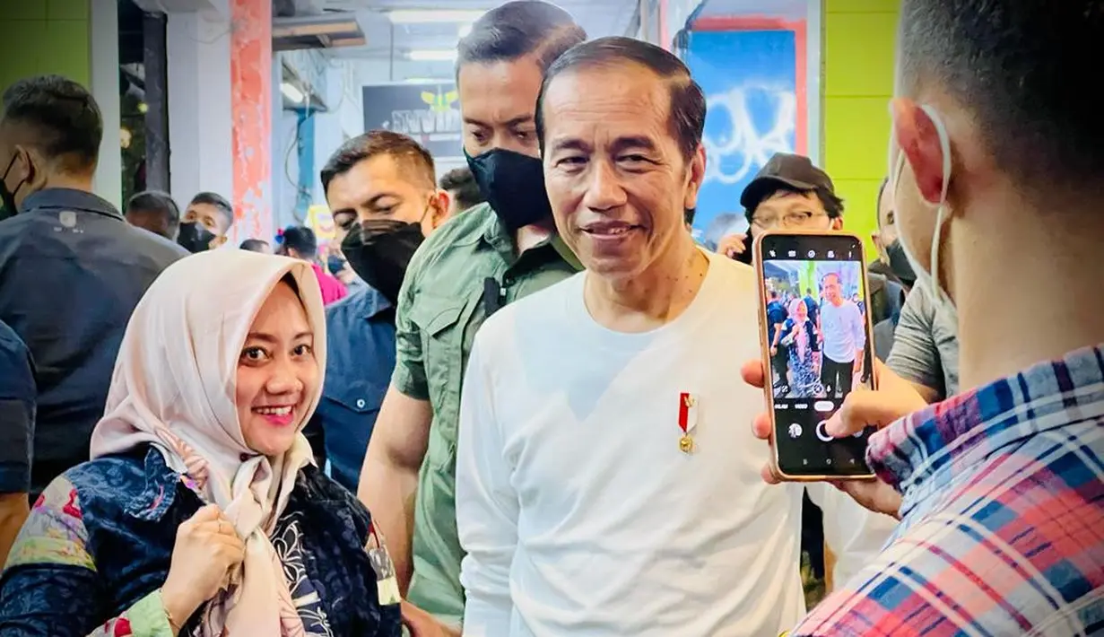 Presiden Joko Widodo berfoto dengan warga di kawasan Malioboro, Daerah Istimewa Yogyakarta pada Sabtu malam, 15 Oktober 2022. Presiden Joko Widodo dengan pengawalan minimal dari Paspampres menyapa wisatawan dan masyarakat Yogyakarta di kawasan Malioboro. (Foto: Laily Rachev - Biro Pers Sekretariat Presiden)