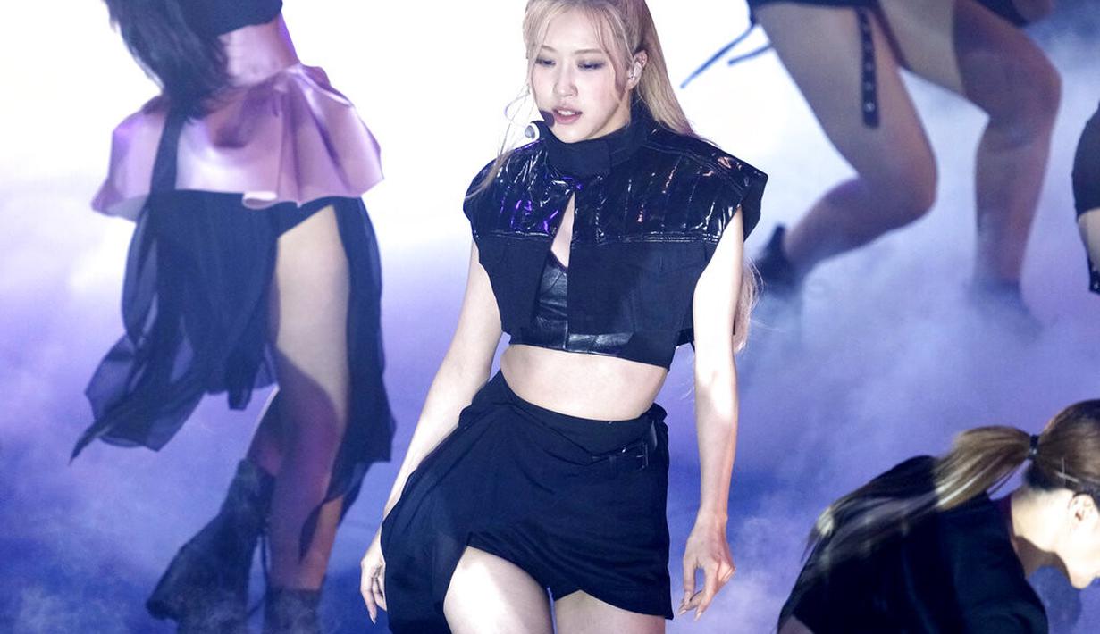 <p>Blackpink tampil membawakan Pink Venom di MTV VMA 2022. (Charles Sykes/Invision/AP)</p>