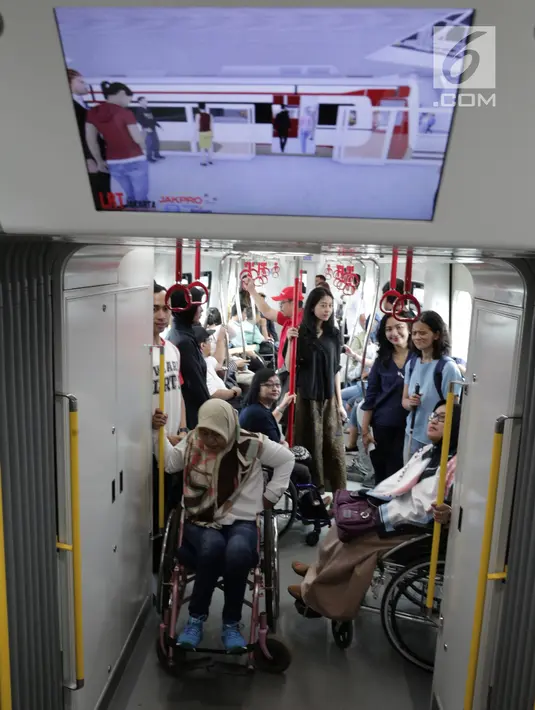 Penyandang disabilitas menaiki kereta Lintas Rel Terpadu (LRT) di Stasiun LRT Veldrome, Jakarta, Sabtu (27/4). Kegiatan yang diikuti Jakarta Barrier Free Tourism (JBFT) itu untuk mengenalkan LRT lebih dekat, terutama kepada penyandang disabilitas. (Liputan6.com/Faizal Fanani)