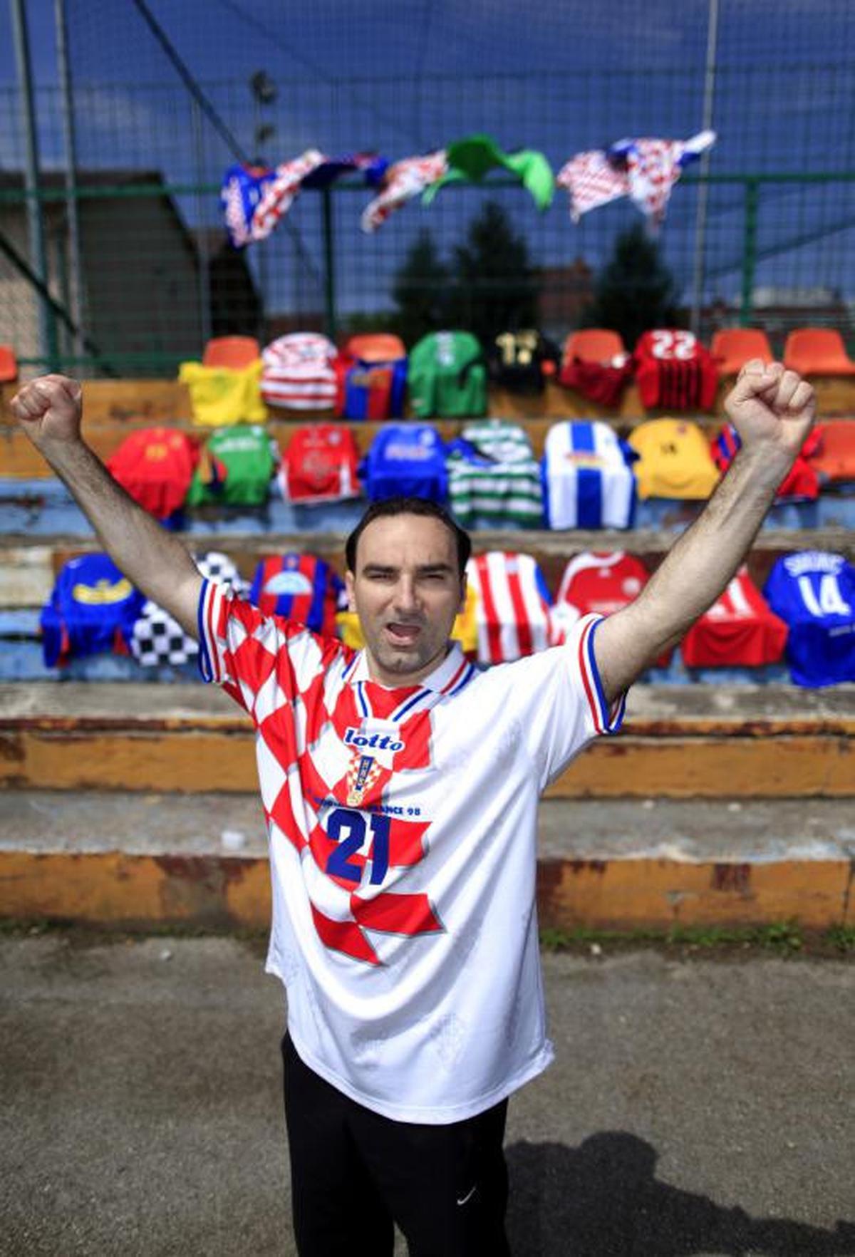 Pria ini koleksi 200 jersey bola senilai Rp 350 juta
