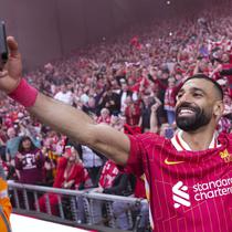 Pemain Liverpool, Mohamed Salah merayakan kemenangan dengan berswafoto bersama dengan para suporter timnya dalam laga lanjutan Liga Inggris 2024/2025 melawan Tottenham Hotspur di Anfiled, Liverpool, Inggris, Minggu (27/04/2025) waktu setempat. (AP Photo/Jon Super)