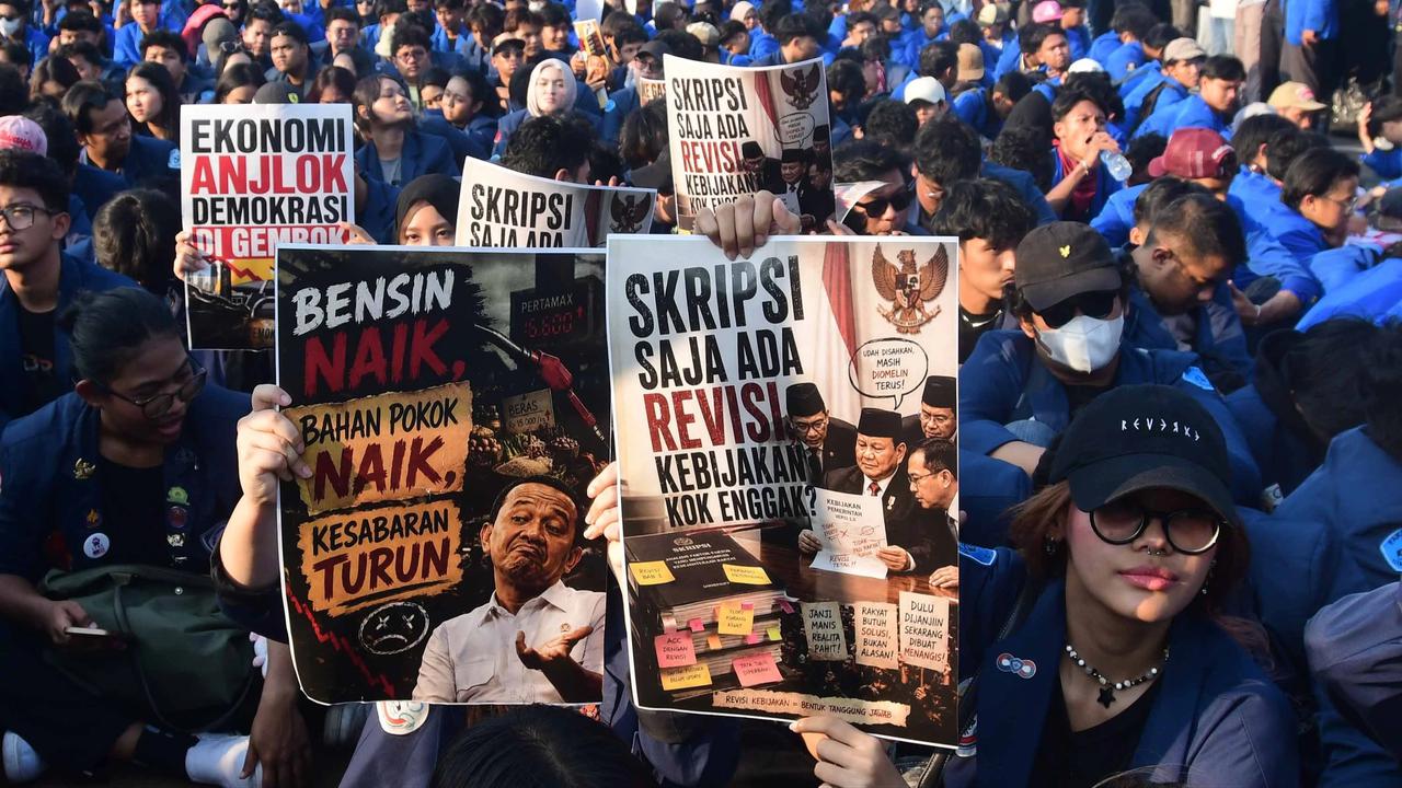 FOTO: Ratusan Mahasiswa Gelar Aksi di DPR Soroti Kebijakan Pemerintah