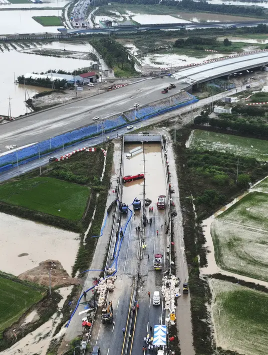 <p>Tidak jelas berapa banyak orang yang masih terjebak di terowongan. Namun diperkirakan 15 kendaraan terendam. (Kim Ju-hyung/Yonhap via AP)</p>