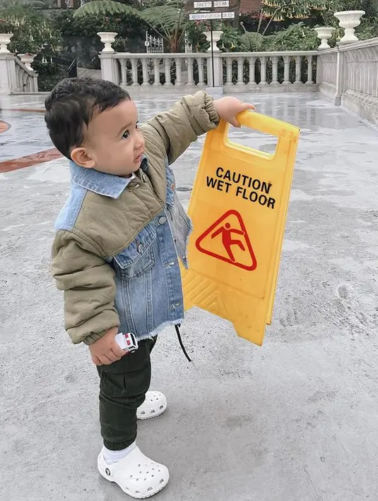 Tampilan Ukkasya juga begitu memesona dengan jaket hangatnya. [Foto: Instagram/ukkasyahki]