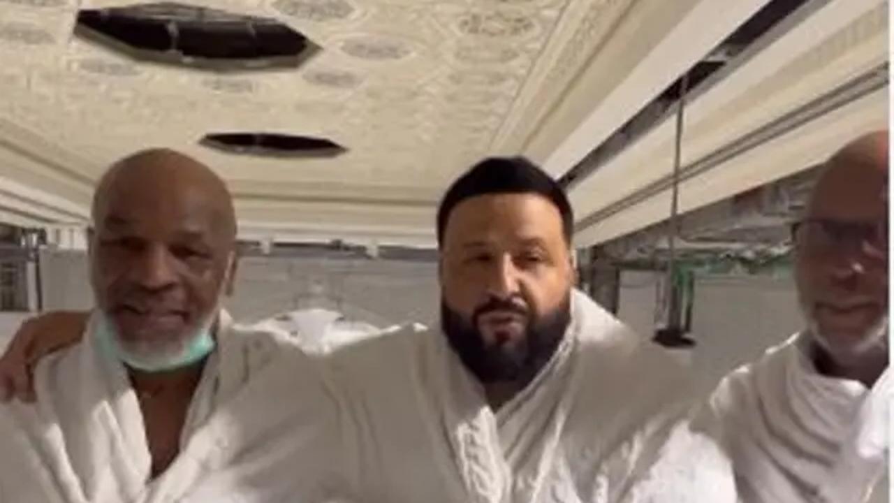 DJ Khaled sendiri memang terlahir sebagai seorang muslim. Sementara, Mike Tyson adalah seorang mualaf. Ia merasa senang bisa menjalani umrah bersama sang petinju legendaris tersebut. Sebelumnya, aktor Bollywood Shah Rukh Khan juga terlihat berada di Makkah dan diyakini sedang menunaikan umrah. (Liputan6.com/IG/@djkhaled)
