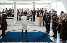 FOTO: Momen Pasangan Gay di Aceh Dicambuk Berkali-kali usai Tertangkap Basah di Indekos